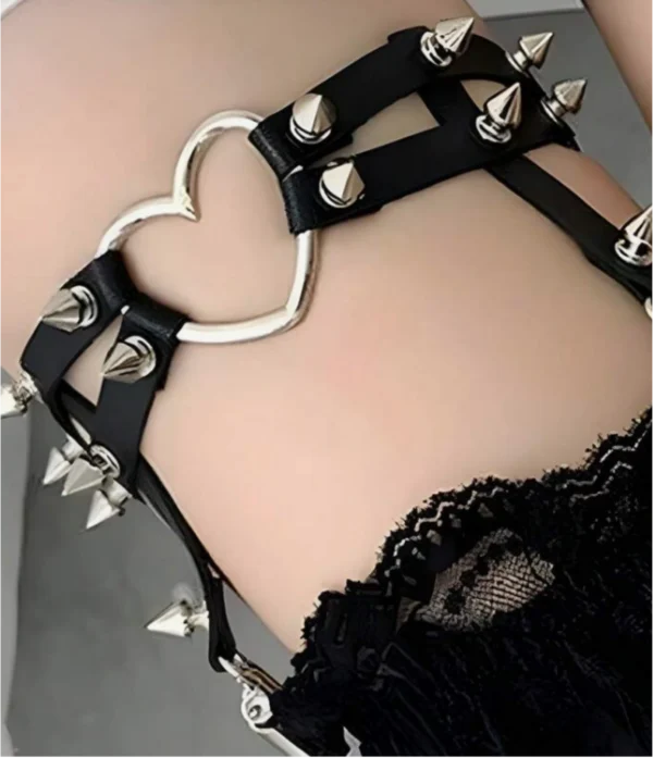 Liguero-de-pierna-corazon-con-picos-fondo-de-cuero-negro-modelo-dark-arnes-grunge-punk-gotico-aesthetic-outflit-darky-rouse Liguero-de-pierna-corazon-con-picos-fondo-de-cuero-negro-modelo-dark-arnes-grunge-punk-gotico-aesthetic-outflit-darky-rouse