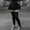 Par-de-medias-altas-negras-modelo-aesthetic-dark-unisex-de-frente-outflit-dark-grunge-gotico-escolares-delgadas-muslo-darky-rouse