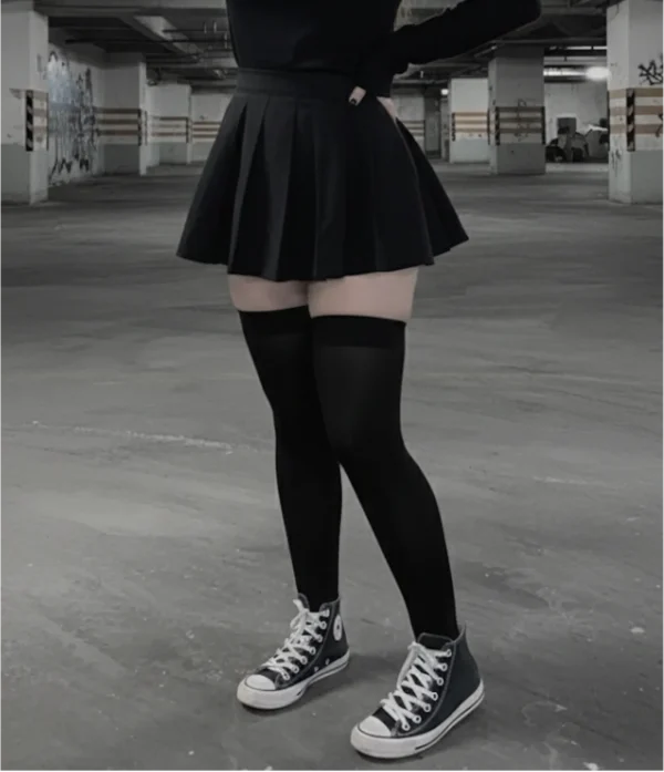 Par-de-medias-altas-negras-modelo-aesthetic-dark-unisex-de-frente-outflit-dark-grunge-gotico-escolares-delgadas-muslo-darky-rouse
