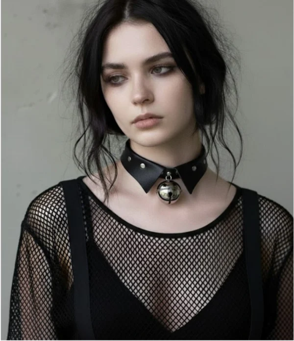 gargantilla-collar-choker-con-campanilla-tipo-corbata-de-cuero-negro-dark-grunge-punk-gotico-aesthetic-outflit-modelo-darky-rouse gargantilla-collar-choker-con-campanilla-tipo-corbata-de-cuero-negro-dark-grunge-punk-gotico-aesthetic-outflit-modelo-darky-rouse