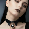gargantilla-collar-choker-con-campanilla-tipo-modelo-corbata-de-cuero-negro-dark-grunge-punk-gotico-aesthetic gargantilla-collar-choker-con-campanilla-tipo-modelo-corbata-de-cuero-negro-dark-grunge-punk-gotico-aesthetic