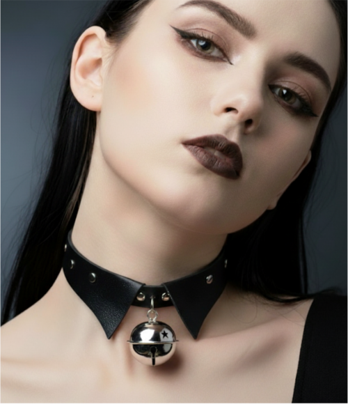 gargantilla-collar-choker-con-campanilla-tipo-modelo-corbata-de-cuero-negro-dark-grunge-punk-gotico-aesthetic
