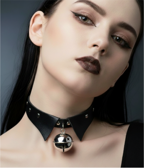 gargantilla-collar-choker-con-campanilla-tipo-modelo-corbata-de-cuero-negro-dark-grunge-punk-gotico-aesthetic gargantilla-collar-choker-con-campanilla-tipo-modelo-corbata-de-cuero-negro-dark-grunge-punk-gotico-aesthetic