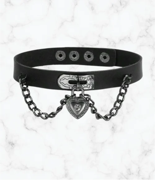 gargantilla-collar-choker-con-corazon-colgante-cadenas-de-cuero-negro-dark-grunge-punk-gotico-aesthetic-outflit-darky-rouse gargantilla-collar-choker-con-corazon-colgante-cadenas-de-cuero-negro-dark-grunge-punk-gotico-aesthetic-outflit-darky-rouse