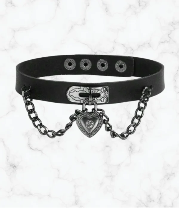 gargantilla-collar-choker-con-corazon-colgante-cadenas-de-cuero-negro-dark-grunge-punk-gotico-aesthetic-outflit-darky-rouse gargantilla-collar-choker-con-corazon-colgante-cadenas-de-cuero-negro-dark-grunge-punk-gotico-aesthetic-outflit-darky-rouse